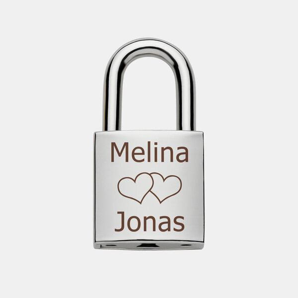 Das silberne Liebesschloss zeigt die Gravur der Namen Melina und Jonas mit zwei eingravierten Herzen als Symbol der Liebe.
